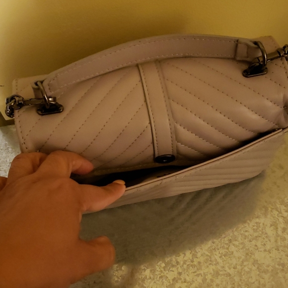 Gray chevron crossbody - Picture 6 of 10